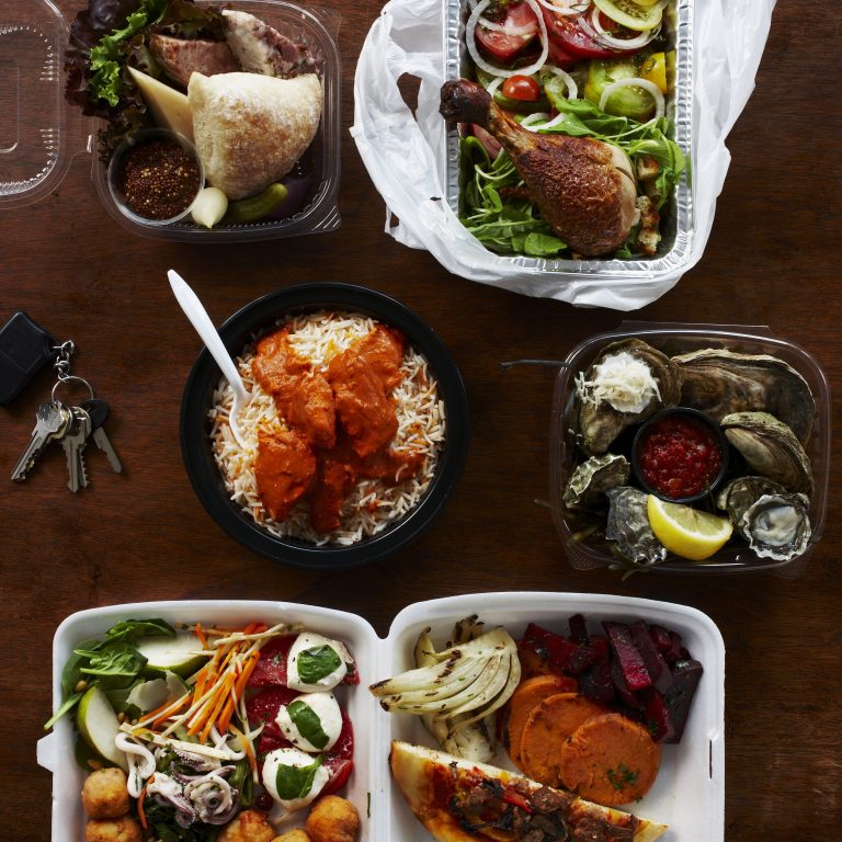 Verschiedene Gerichte: Reis, Geflügel, Salat, Meeresfrüchte und Beilagen in Schalen.